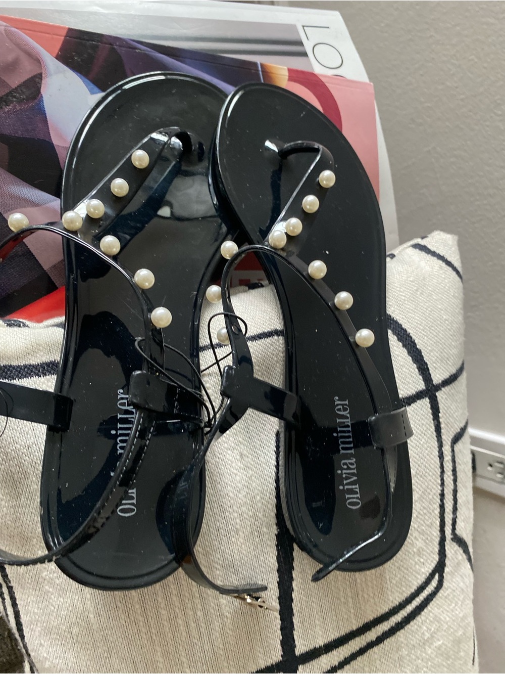 Black Pearl-Embellished Jelly Sandals - Women - Picture 2 of 7